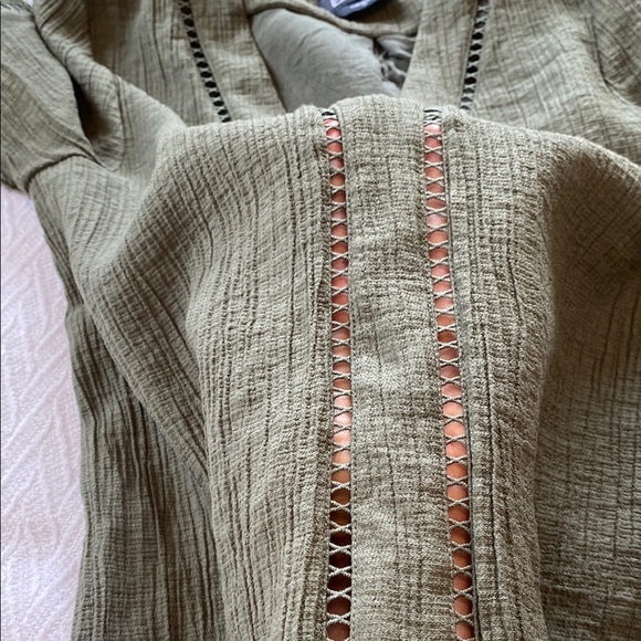 bebe Women's Boho Bell Sleeve Top Earthy Green 3/4 Length Sleeve Top Designer - Picture 10 of 11